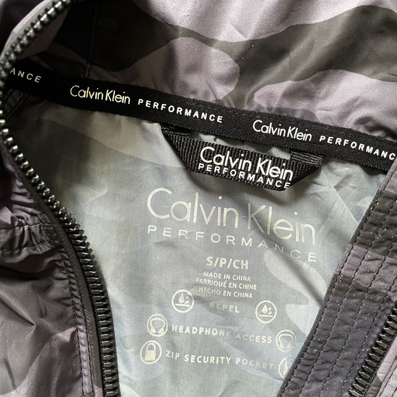 Calvin Klein rain jacket, camo, size S! Brand new - Picture 3 of 4